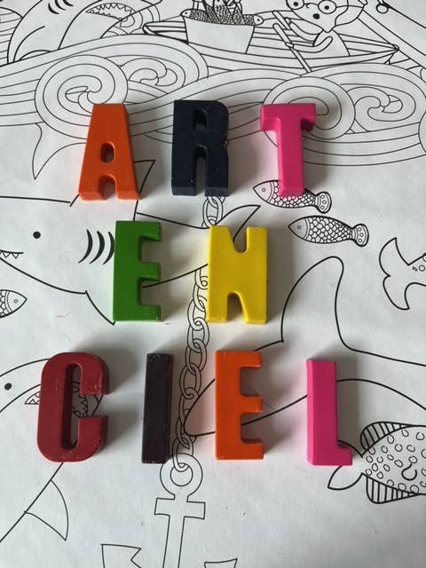 ALPHABET SET OF CRAYONS - ALPHABET DE CRAYONS